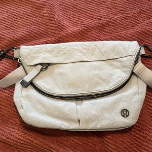 Lululemon 5L grey festival bag